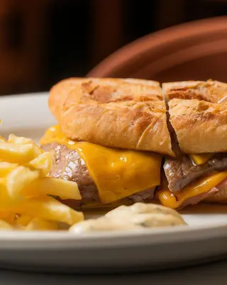 Prego Cheddar c/ Batata Frita