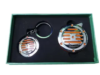 Set bricheta si breloc Vespa