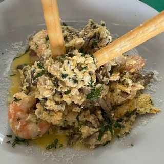 Revuelto de setas y gambas