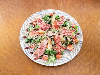 Ensalada de lechugas Con Jamón Y Foie