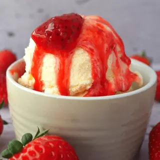ნაყინი ხილითა და სოუსით/Ice cream with seasonal fruit and sauce