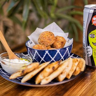 Croquetas de Calabaza con salsa de yogurt y pan de pita