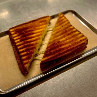 BIKINI CON QUESO EMMENTAL, JAMÓN Y MANTEQUILLA DE HIERBAS.