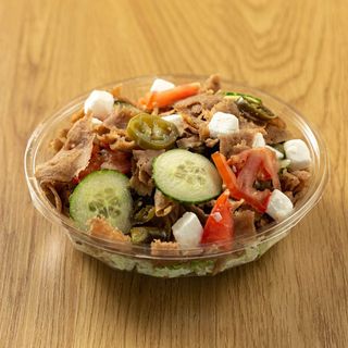 Talerz kebab z sałatką grecką