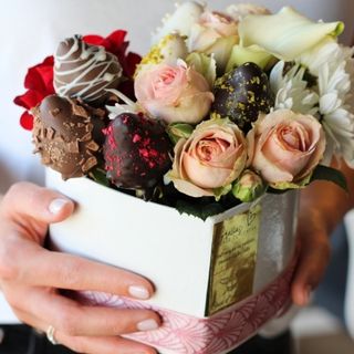 Box Corazón - Flores y Fresas con chocolate