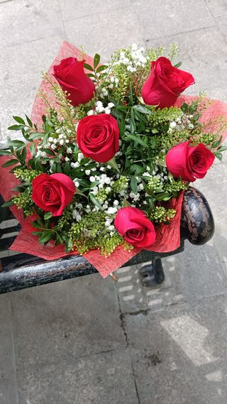Ramo 6 rosas rojas calidad alta