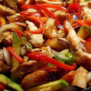 Wok de pechuga de pollo con verduras