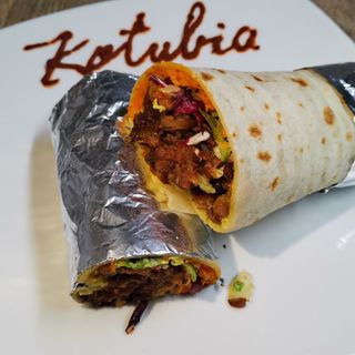 Piadina kebab completa di verdure e formaggi, piccante e yogurt