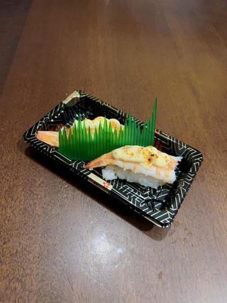 35. Nigiri gamberi e maionese salsa piccante