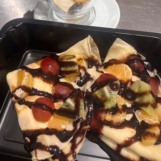 Naleśnik z serem i owocami 