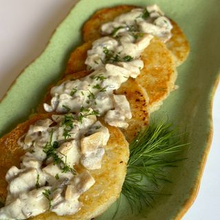 Деруни з вершково - грибним соусом