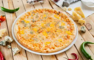 Pizza De Cuatro Quesos (Mediana)