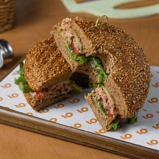 Ржаной бублик с острым тунцом