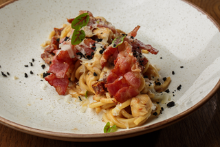 Паста з куркою та беконом