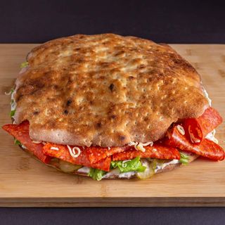 Kulen XXL sendvič u pizza tijestu
