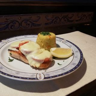 File de somon cu rosii și branza cheddar la grill