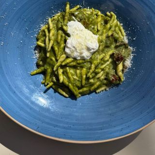Trofie Frescos Pesto Genovese Con Cherrys Confitados Y Stracciata