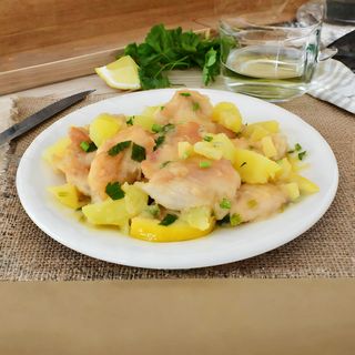 Piept de pui tras la tigaie și cartofi in sos cremos de lămâie