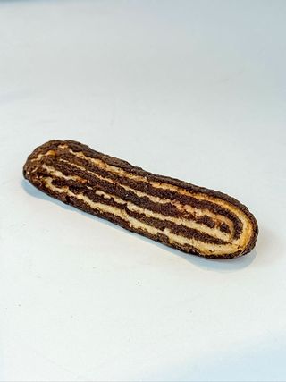 Эклер шоколадный