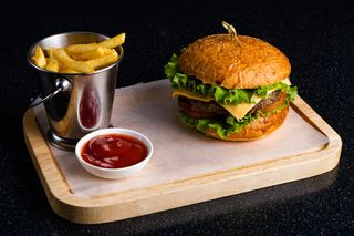 Чизбургер с фри (310 гр.)