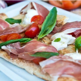 Pizzarella prosciutto di parma, burrata di bufala, rucola e pomodorini