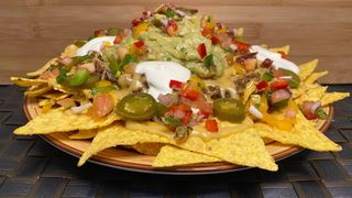 Tapa De Nachos Con Chili Y Salsas