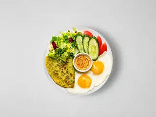 Сніданок з хумусом, яєчнею та салатним міксом (східний)