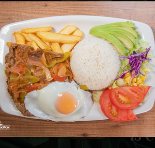 Plato De Churrasco Ecuatoriano En Bistec
