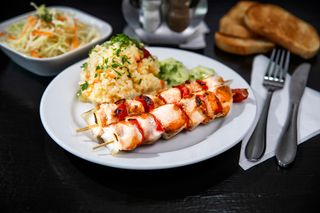 Frigarui din piept de pui la gratar cu pilaf de orez