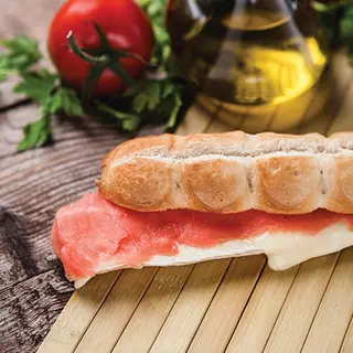Baguette con Salmón Ahumado de Noruega y Queso Fundido