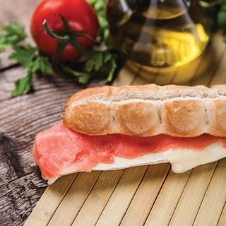 Baguette con Salmón Ahumado de Noruega y Queso Fundido