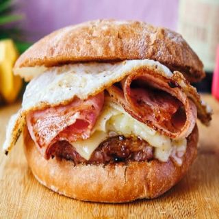 Hamburguesa Con Bacon, Queso y Huevo