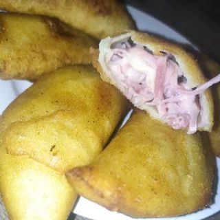 Empanada  Rellena de Jamón y queso