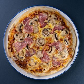 პიცა ლორით და სოკოთი