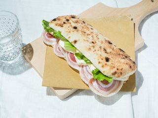 Saltimbocca con pancetta, provola e insalata