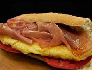 Bocadillo Tortilla Francesa Con Embutido