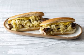 Panino con salsiccia e crauti