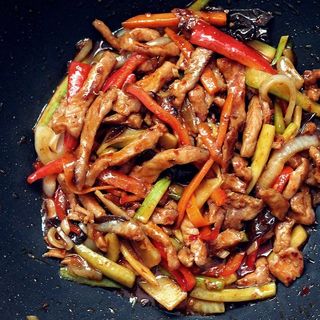 Tigaie de vită picantă cu legume