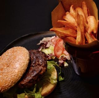 Humburger con patatine fritte