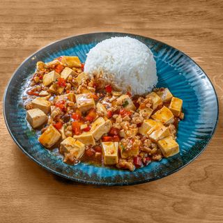 Mapo tofu piccante servito con riso bianco