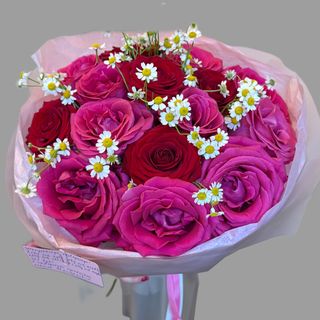 Bukiet róż z rumiankiem 