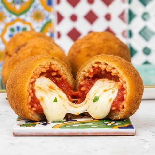Arancino con pomodoro e mozzarella