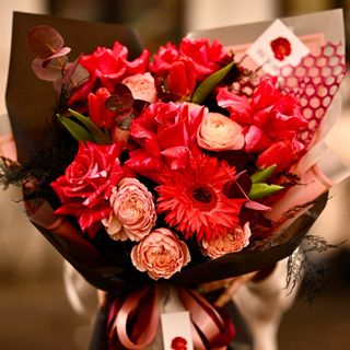 Buchet cu flori rosii, seducator, pentru o iubita „obraznica”