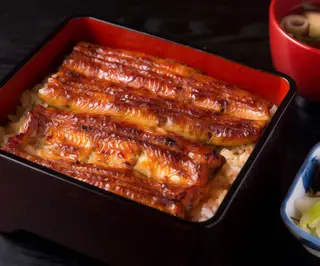 38 Arroz Con Anguila Y Encurtido Japonés En Caja