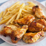 Plato de alitas con verduras y patatas 