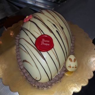 Mezzo uovo di cioccolato bianco ripieno di semifreddo e gelato...4/5 persone