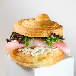 Queso fresco, aguacate, jamón de pavo y huevo frito (Pan brioche)