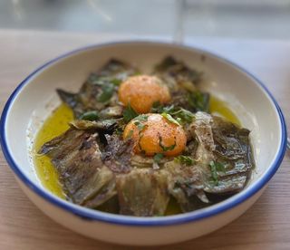 Alcachofas A La Plancha Con Yema Confitada