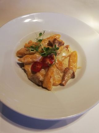 Kopytka dyniowe z kurkami w śmietanie