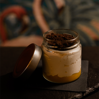 Tarro  de queso, mango y tierra de Oreo